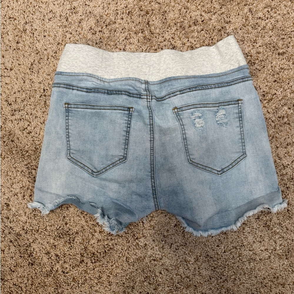 ✨2 for $35 ALL SHORTS!✨ Women's Maternity Ripped Jean Shorts size Medium​ - Picture 6 of 6